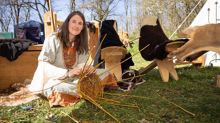 Fantasyfestival in Gaukönigshofen       -  Zahlreiche Menschen besuchen am Samstag (12.04.25) das Fantasyfestival mit Mittelalter-Markt auf dem Festplatz in Gaukönigshofen.