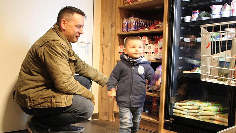 Der kleine Raphael aus Bad Brückenau darf sich einen Weihnachtsmannmitnehmen. Artikel, die vom Weihnachtsfest übrig geblieben sind, liegen zum Verschenken aus. Ulrike Müller - Der kleine Raphael aus Bad Brückenau darf sich einen Weihnachtsmannmitnehmen. Artikel, die vom Weihnachtsfest übrig geblieben sind, liegen zum Verschenken aus. Ulrike Müller Der kleine Raphael aus Bad Brückenau darf sich einen Weihnachtsmannmitnehmen. Artikel, die vom Weihnachtsfest übrig geblieben sind, liegen zum Verschenken aus. Ulrike Müller - Der kleine Raphael aus Bad Brückenau darf sich einen Weihnachtsmannmitnehmen. Artikel, die vom Weihnachtsfest übrig geblieben sind, liegen zum Verschenken aus. Ulrike Müller