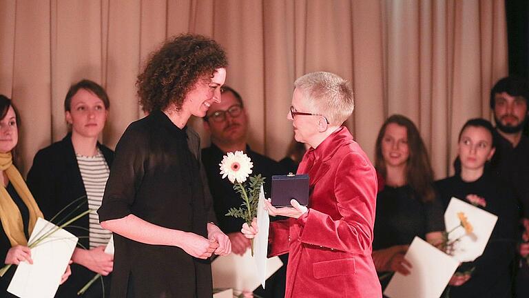 Teresa Hemmelmann (in Schwarz) wurde in Berlin mit dem Schinkel-Preis ausgezeichnet. Teresa Hemmelmann (in Schwarz) wurde in Berlin mit dem Schinkel-Preis ausgezeichnet.