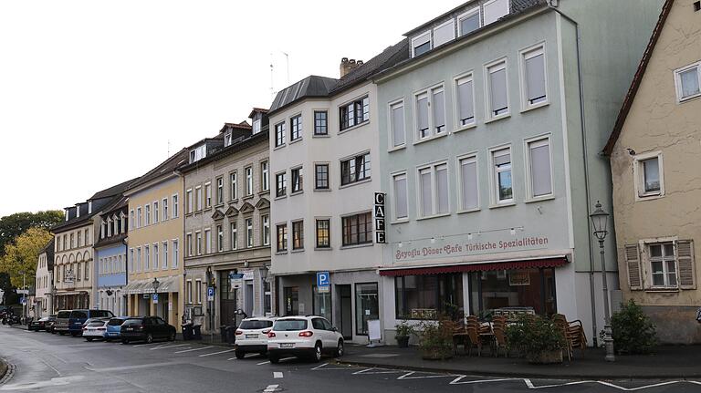 Die Kitzinger Kaiserstraße: Wenig grün, viel grau. Der öffentliche Raum muss hier neu gestaltet werden, um die Wohnqualität in dem Viertel zu erhöhen. Davon würden auch Geschäfte profitieren. Die Kitzinger Kaiserstraße: Wenig grün, viel grau. Der öffentliche Raum muss hier neu gestaltet werden, um die Wohnqualität in dem Viertel zu erhöhen. Davon würden auch Geschäfte profitieren.