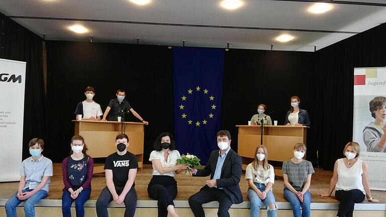 Oberstudiendirektor Peter Rottmann bedankte sich bei der Bundestagsabgeordneten Dorothee Bär, dass sie sich beim Europa-Projekttag der Schule ein Bild davon gemacht hatte, wie Heidrun Wagner-Hack (rechts) mit den Schülern Diskussionskultur einübt. Foto: Heike Beudert - Oberstudiendirektor Peter Rottmann bedankte sich bei der Bundestagsabgeordneten Dorothee Bär, dass sie sich beim Europa-Projekttag der Schule ein Bild davon gemacht hatte, wie Heidrun Wagner-Hack (rechts) mit den Schülern Diskussionskultur einübt. Foto: Heike Beudert Oberstudiendirektor Peter Rottmann bedankte sich bei der Bundestagsabgeordneten Dorothee Bär, dass sie sich beim Europa-Projekttag der Schule ein Bild davon gemacht hatte, wie Heidrun Wagner-Hack (rechts) mit den Schülern Diskussionskultur einübt. Foto: Heike Beudert - Oberstudiendirektor Peter Rottmann bedankte sich bei der Bundestagsabgeordneten Dorothee Bär, dass sie sich beim Europa-Projekttag der Schule ein Bild davon gemacht hatte, wie Heidrun Wagner-Hack (rechts) mit den Schülern Diskussionskultur einübt. Foto: Heike Beudert