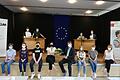 Oberstudiendirektor Peter Rottmann bedankte sich bei der Bundestagsabgeordneten Dorothee Bär, dass sie sich beim Europa-Projekttag der Schule ein Bild davon gemacht hatte, wie Heidrun Wagner-Hack (rechts) mit den Schülern Diskussionskultur einübt. Foto: Heike Beudert       -  Oberstudiendirektor Peter Rottmann bedankte sich bei der Bundestagsabgeordneten Dorothee Bär, dass sie sich beim Europa-Projekttag der Schule ein Bild davon gemacht hatte, wie Heidrun Wagner-Hack (rechts) mit den Schülern Diskussionskultur einübt. Foto: Heike Beudert