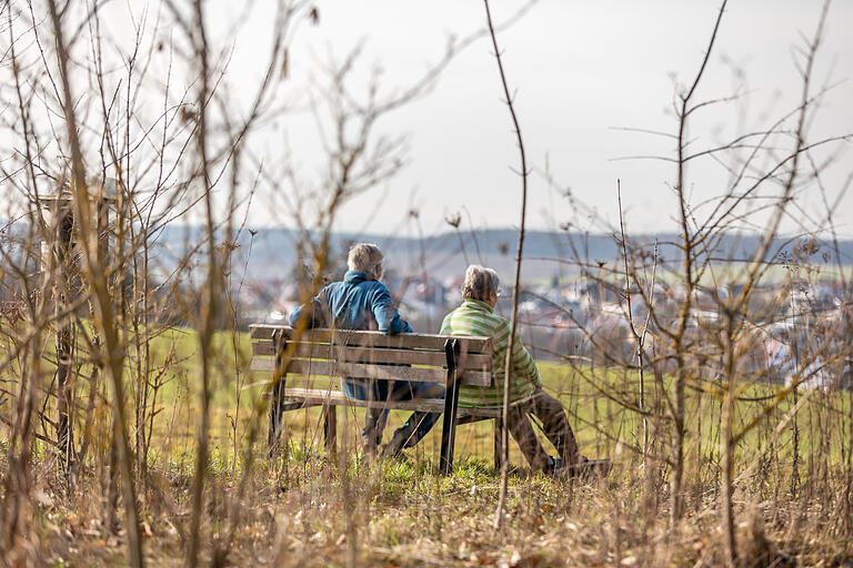 Unterwegs laden Bänke zur Rast. Unterwegs laden Bänke zur Rast.