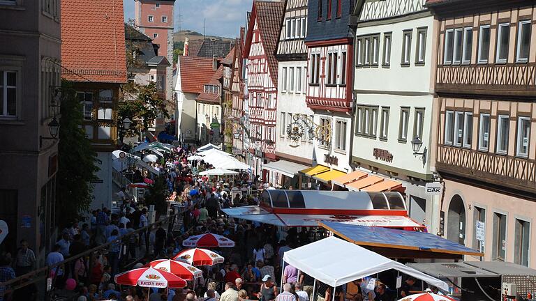 Viele Besucher und Besucherinnen werden am Samstag in Ochsenfurts historischen Gassen anlässlich des Ochsenfests erwartet. Viele Besucher und Besucherinnen werden am Samstag in Ochsenfurts historischen Gassen anlässlich des Ochsenfests erwartet.