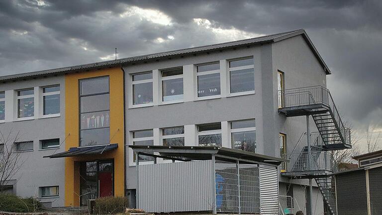 Einen Kinderhort mit 80 bis 100 Plätzen will die Marktgemeinde Maßbach an  die Grundschule in Poppenlauer anbauen. Baubeginn ist noch dieses Jahr  geplant.  Foto: Dieter Britz       -  Einen Kinderhort mit 80 bis 100 Plätzen will die Marktgemeinde Maßbach an  die Grundschule in Poppenlauer anbauen. Baubeginn ist noch dieses Jahr  geplant.  Foto: Dieter Britz