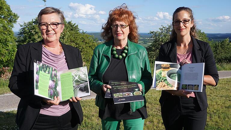 Buchvorstellung in Langenleiten. 'Frühlingserwachen in Rhöner Küchen' heißt der Titel des neuen Buches, dass über die  Leonie- und Helmut Schmitt Stiftung, Langenleiten herausgegeben wurde. Das Bild zeigt von links: Brigitte Schmidt als Vertreteri...       -  Buchvorstellung in Langenleiten. 'Frühlingserwachen in Rhöner Küchen' heißt der Titel des neuen Buches, dass über die  Leonie- und Helmut Schmitt Stiftung, Langenleiten herausgegeben wurde. Das Bild zeigt von links: Brigitte Schmidt als Vertreterin der Stiftung, Rosa Strauß-Carl (zuständig für die Gestaltung) und Anna Keßler (Organisatorin). Foto: Marion Eckert