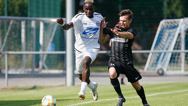 Der Rimparer Mamadou Bah (links), hier im Duell mit Paul Karle vom TSV Karlburg (rechts), traf am Samstagnachmittag zum 1:0 für seine Mannschaft. Der Rimparer Mamadou Bah (links), hier im Duell mit Paul Karle vom TSV Karlburg (rechts), traf am Samstagnachmittag zum 1:0 für seine Mannschaft.