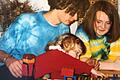 Beim Brettspiel 1993 in Volkach ahnte noch keiner, dass die zukünftige Premierministerin Großbritanniens mit am Tisch sitzt. Von links: Achim Winkelmann, die kleine Tochter seiner Cousine und Liz Truss, seit Montag britische Regierungschefin.
