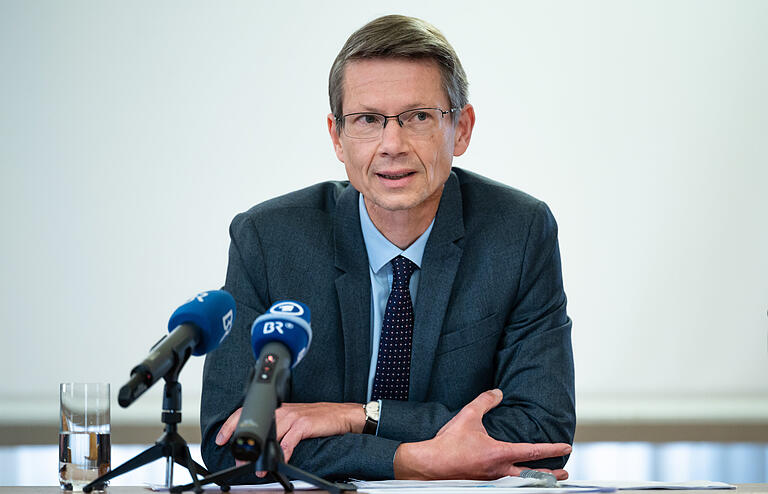 Schweinfurts Oberbürgermeister Sebastian Remelé verkündete im Rahmen einer Pressekonferenz das Aus für die Landesgartenschau 2026. Schweinfurts Oberbürgermeister Sebastian Remelé verkündete im Rahmen einer Pressekonferenz das Aus für die Landesgartenschau 2026.