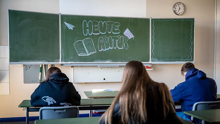 Abiturprüfungen.jpeg - In Bayern tritt in diesem Jahr der letzte G8-Jahrgang zum Abitur an. Abiturprüfungen.jpeg - In Bayern tritt in diesem Jahr der letzte G8-Jahrgang zum Abitur an.