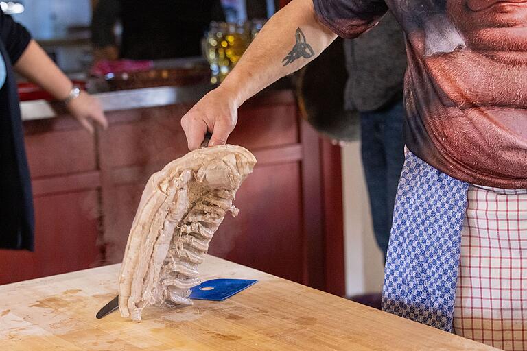 Alle Hände voll haben der Metzger und seine Gehilfen zu tun: Das Fleisch muss für 130 Personen portioniert werden. Alle Hände voll haben der Metzger und seine Gehilfen zu tun: Das Fleisch muss für 130 Personen portioniert werden.