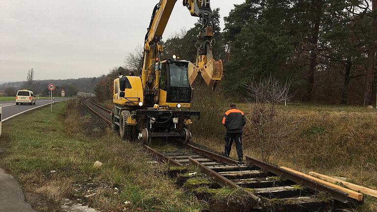 Abschied von der alten Trasse der Steigerwaldbahn: Auf der Gemarkung der Stadt Kitzingen wird seit einigen Tagen die ehemalige Bahnlinie abgebaut. Gleise und Schwellen werden herausgerissen. Abschied von der alten Trasse der Steigerwaldbahn: Auf der Gemarkung der Stadt Kitzingen wird seit einigen Tagen die ehemalige Bahnlinie abgebaut. Gleise und Schwellen werden herausgerissen. 