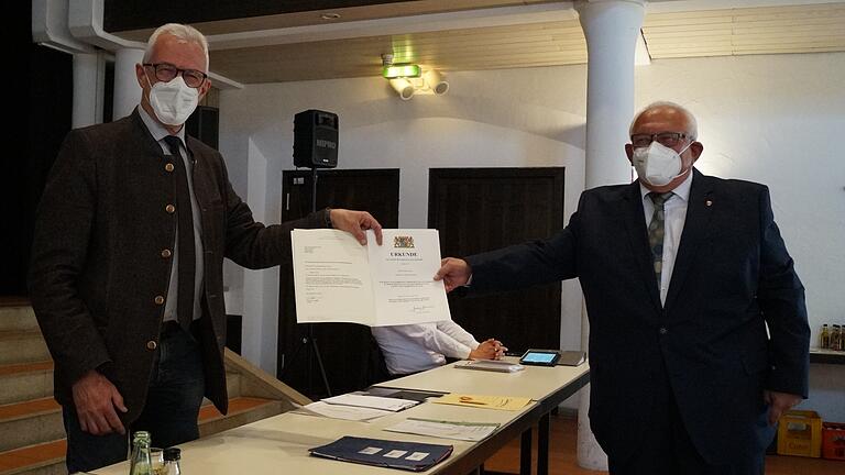 Bürgermeister Günther Werner (links) überreichte seinem Stellvertreter Norbert Geier die Dankesurkunde des Freistaates Bayern für seine langjährige Tätigkeit in der Kommunalpolitik. Bürgermeister Günther Werner (links) überreichte seinem Stellvertreter Norbert Geier die Dankesurkunde des Freistaates Bayern für seine langjährige Tätigkeit in der Kommunalpolitik.
