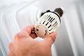 Thermostat einer Heizung.jpeg       -  Die Kosten für das Heizen können sehr hoch sein. Doch was kostet es, einen Tag zu heizen?