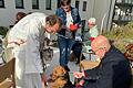 Gesegnet werden: Ein berührender Moment für Hund und Mensch. Diakon Joachim Werb und Gabi Treutlein laden regelmäßig in im Oktober zu einer Tiersegnung auf dem Vorplatz von St. Anton in Schweinfurt ein.&nbsp;