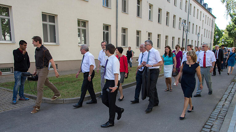 Bayerns Sozialstaatssekretär Johannes Hintersberger, OB Sebastian Remelé, Präsident des Bundesamtes für Migration und Flüchtlinge Manfred Schmidt und Regierungspräsident Paul Beinhofer besuchten die Erstaufnahmeeinrichtung im Kasernenweg für Asylbewerber.