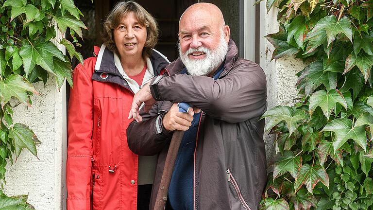 Fast 14 Jahre ohne Auto: Durch die Tür zwischen wildem Wein beginnt jeder Weg für Anne-Rose und Eckhard W.K. Beck. Fast 14 Jahre ohne Auto: Durch die Tür zwischen wildem Wein beginnt jeder Weg für Anne-Rose und Eckhard W.K. Beck.