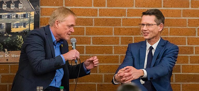 Sie werden zukünftig sehr oft miteinander reden: Grünen-Fraktionssprecher Holger Laschka (links), im Bild als OB-Kandidat bei einer Podiumsdiskussion vor der Wahl, und Oberbürgermeister Sebastian Remelé (CSU). Im Stadtrat gibt es ab 5. Mai eine schwarz-grüne Koalition. Sie werden zukünftig sehr oft miteinander reden: Grünen-Fraktionssprecher Holger Laschka (links), im Bild als OB-Kandidat bei einer Podiumsdiskussion vor der Wahl, und Oberbürgermeister Sebastian Remelé (CSU). Im Stadtrat gibt es ab 5. Mai eine schwarz-grüne Koalition.