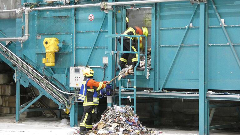 Auch im Inneren des Aufnahmebunkers für Altpapier mussten die Einsatzkräfte noch einzelne Glutnester löschen.