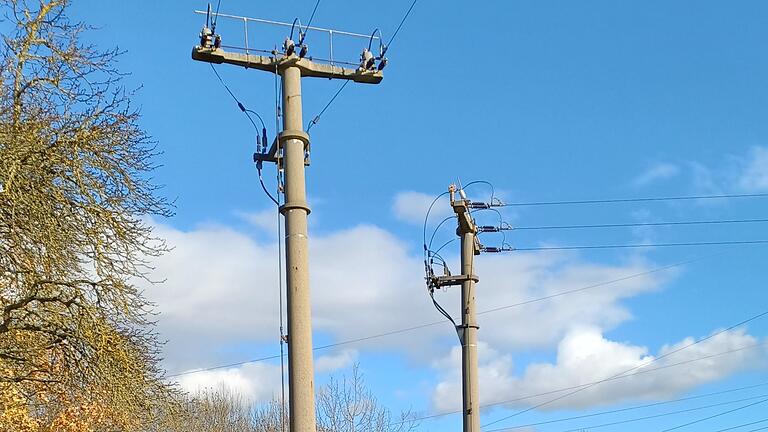 Im Bereich Oberelsbach, Sondheim/Rhön und Urspringen war am vergangenen Donnerstag der Strom weg. Ein Unbekannter hatte sich an einem Mast zu schaffen gemacht und den Ausfall provoziert. Im Bereich Oberelsbach, Sondheim/Rhön und Urspringen war am vergangenen Donnerstag der Strom weg. Ein Unbekannter hatte sich an einem Mast zu schaffen gemacht und den Ausfall provoziert.