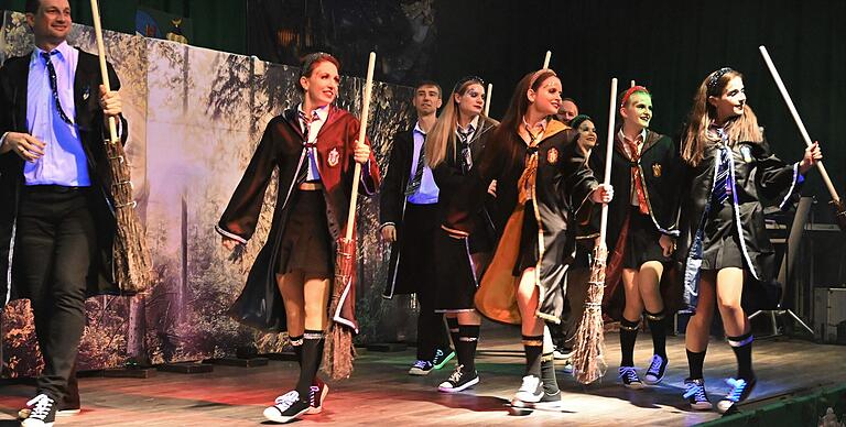 Beim Showtanz der Großen Garde in Zusammenarbeit mit dem Männerballett drehte sich alles um die Zauberwelt von Harry Potter. Beim Showtanz der Großen Garde in Zusammenarbeit mit dem Männerballett drehte sich alles um die Zauberwelt von Harry Potter.