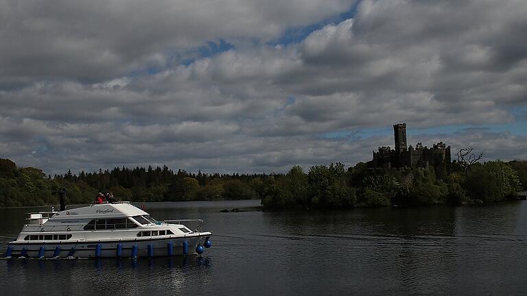 Hobby-Kapitäne unterwegs auf dem Lough Key: In Irland können Urlauber ohne Vorkenntnisse ein Hausboot chartern und sich treiben lassen.