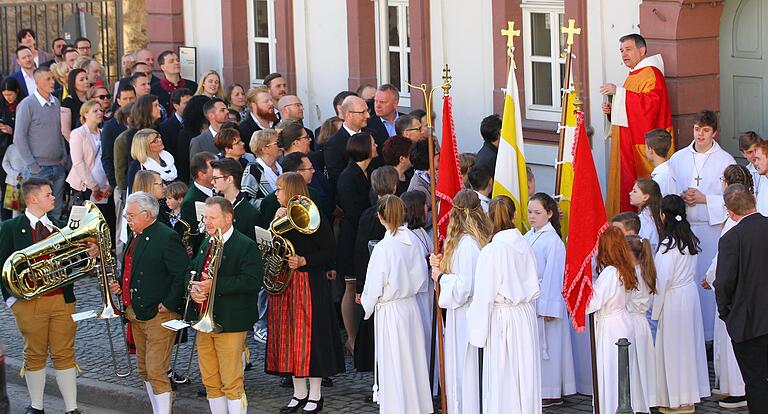 Ein Pfarrer und seine Gemeinde – in Wiesentheid mit Pfarrer Peter Göttke eine sehr lebendige, gesegnete Verbindung, wie hier im Bild bei der Kommunion 2018 in der St. Mauritiuskirche. Nun führt der Weg von Pfarrer Peter Göttke nach Würzburg zu seiner neuen Herausforderung. Ein Pfarrer und seine Gemeinde – in Wiesentheid mit Pfarrer Peter Göttke eine sehr lebendige, gesegnete Verbindung, wie hier im Bild bei der Kommunion 2018 in der St. Mauritiuskirche. Nun führt der Weg von Pfarrer Peter Göttke nach Würzburg zu seiner neuen Herausforderung.