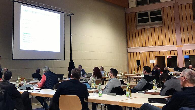 In seiner Sitzung am Montag hat sich Volkachs Stadtrat eine neue Geschäftsordnung gegeben. Die Sitzungen beginnen künftig generell um 19 Uhr, ihr Ende bleibt offen. In seiner Sitzung am Montag hat sich Volkachs Stadtrat eine neue Geschäftsordnung gegeben. Die Sitzungen beginnen künftig generell um 19 Uhr, ihr Ende bleibt offen.