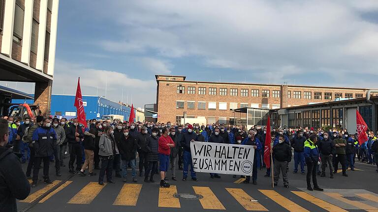 Die Schweinfurter SKF-Beschäftigten sicherten der SKF-Belegschaft in Mühlheim bei einer Solidaritätsaktion ihre Unterstützung zu. Die Schweinfurter SKF-Beschäftigten sicherten der SKF-Belegschaft in Mühlheim bei einer Solidaritätsaktion ihre Unterstützung zu.