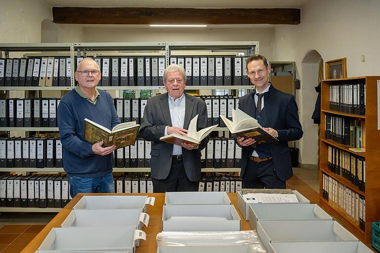 Archivbetreuer Norbert Vollmann (von links), Archivar Marian Opalka und Bürgermeister Thorsten Wozniak blättern in Akten des Stadtarchivs. Archivbetreuer Norbert Vollmann (von links), Archivar Marian Opalka und Bürgermeister Thorsten Wozniak blättern in Akten des Stadtarchivs.
