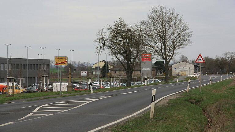 Laut der zuständigen Behörde sind alle erforderlichen baulichen Voraussetzungen erfüllt, damit der Straßenverkehr im Bereich des Logistikzentrums sicher ablaufen kann. Nur müssten sich alle an die geltenden Regeln halten. Laut der zuständigen Behörde sind alle erforderlichen baulichen Voraussetzungen erfüllt, damit der Straßenverkehr im Bereich des Logistikzentrums sicher ablaufen kann. Nur müssten sich alle an die geltenden Regeln halten.