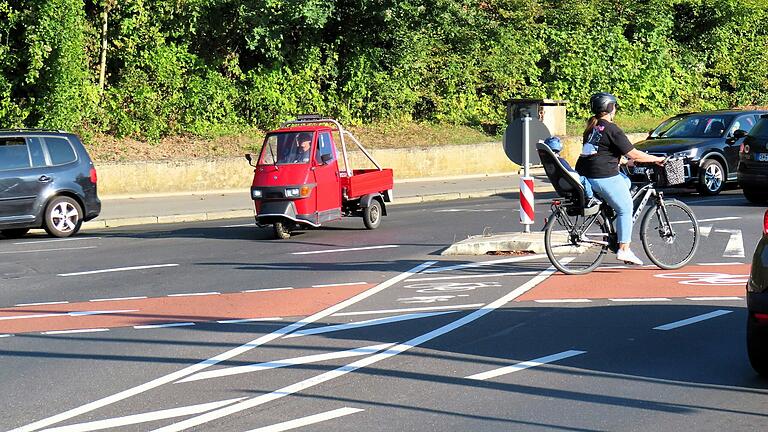 Gefährlich, aber kein Unfallschwerpunkt: die Einmündung der Dittelbrunner Straße in die Deutschhöfer Straße. Beim Stopp auf der Erkundungstour am Freitagnachmittag quietschten die Reifen eines Autos aus Richtung Dittelbrunn. Der Radler, der vorschriftsmäßig querte, wurde zu spät gesehen. Passiert ist nichts.