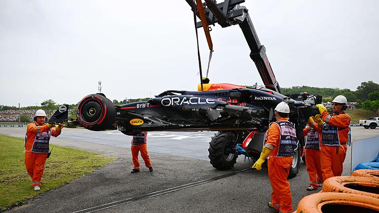 Der Red Bull von Sergio Pérez       -  Der Red Bull von Sergo Pérez - demoliert und am Abschlepphaken.