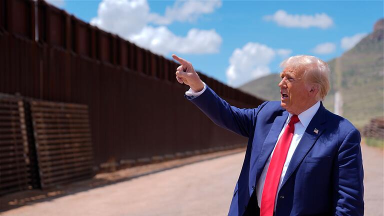 Wahlkampf in den USA - Trump - Trumps wichtigstes Thema im Wahlkampf: irreguläre Migration. Mehrfach reiste er an die Grenze zu Mexiko. (Archivbild) Wahlkampf in den USA - Trump - Trumps wichtigstes Thema im Wahlkampf: irreguläre Migration. Mehrfach reiste er an die Grenze zu Mexiko. (Archivbild)