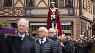 Karfreitagsprozession Lohr am Main       -  Angehörige verschiedener Handwerkszünfte ziehen am 18.04.25 in einer Karfreitagsprozession durch die Innenstadt von Lohr am Main (Landkreis Main-Spessart).