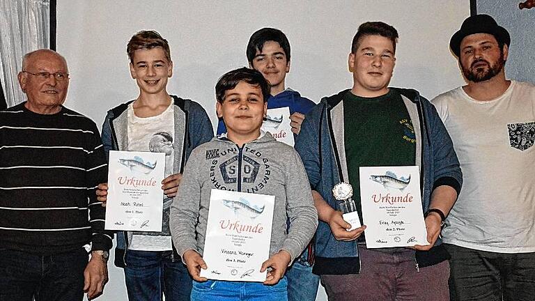Der Vorsitzende des Angelsportvereins 1977 Burgsinn Lothar Stine freute sich die jugendlichen Gewinner (von links) Noah Rützel, David Leuber, Vinzenz Weininger, Eray Aydogdu mit ihrem Betreuer Jugendwart Stefan Preisendörfer ehren zu können.