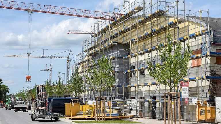Die neue Rottendorfer Straße (links) wird ab Herbst für die Landesgartenschau gesperrt. Dann steht sie für die Baustellenbelieferung nicht mehr zur Verfügung. Die neue Rottendorfer Straße (links) wird ab Herbst für die Landesgartenschau gesperrt. Dann steht sie für die Baustellenbelieferung nicht mehr zur Verfügung.