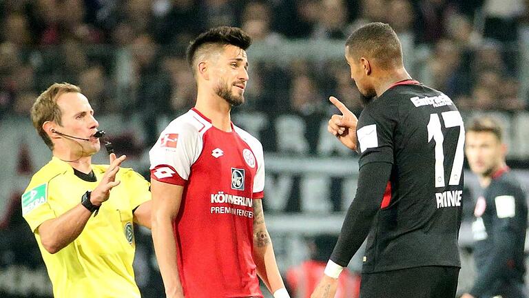 1:1 - Der Mainzer Danny Latza (M) diskutiert mit Eintracht-Spieler Kevin-Prince Boateng (r), Schiedsrichter Sascha Stegemann versucht zu schlichten. 1:1 - Der Mainzer Danny Latza (M) diskutiert mit Eintracht-Spieler Kevin-Prince Boateng (r), Schiedsrichter Sascha Stegemann versucht zu schlichten.