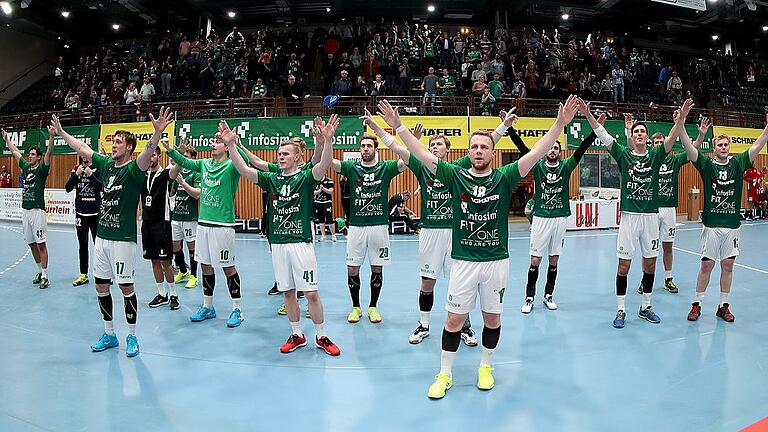 Handball - 2. Bundesliga - DJK Rimpar Woelfe - TuS N-Luebbecke - „Ich kann die Steine gar nicht zählen, die mir vom Herzen fallen“, sagte Rimpars Kapitän Patrick Schmidt (vorne links) nach dem ersten Sieg seit Wochen. Handball - 2. Bundesliga - DJK Rimpar Woelfe - TuS N-Luebbecke - „Ich kann die Steine gar nicht zählen, die mir vom Herzen fallen“, sagte Rimpars Kapitän Patrick Schmidt (vorne links) nach dem ersten Sieg seit Wochen.