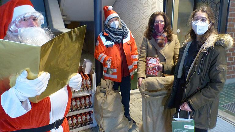 Der Nikolaus (Janik Schanz) hatte viele Geschenke dabei. Jutta Erhard und Martina Kern (von links) halfen bei der Verteilung der Päckchen. Hier an die Blutspenderin Maria Barthelme. Der Nikolaus (Janik Schanz) hatte viele Geschenke dabei. Jutta Erhard und Martina Kern (von links) halfen bei der Verteilung der Päckchen. Hier an die Blutspenderin Maria Barthelme.
