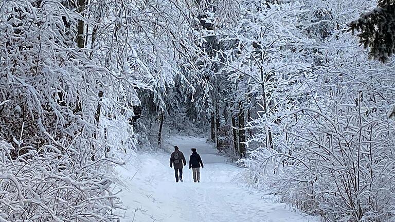 Die verschneite Winterlandschaft der Rhön lädt zum Wandern und Genießen ein.