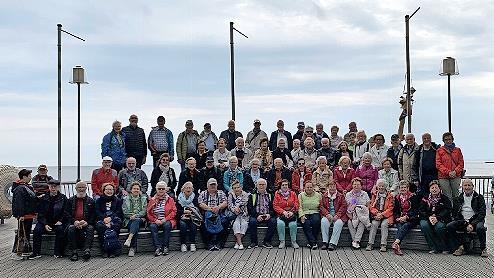 Auf der Seebrücke von Koserow stellten sich die Teilnehmer zum Gruppenbild zusammen.       -  Auf der Seebrücke von Koserow stellten sich die Teilnehmer zum Gruppenbild zusammen.