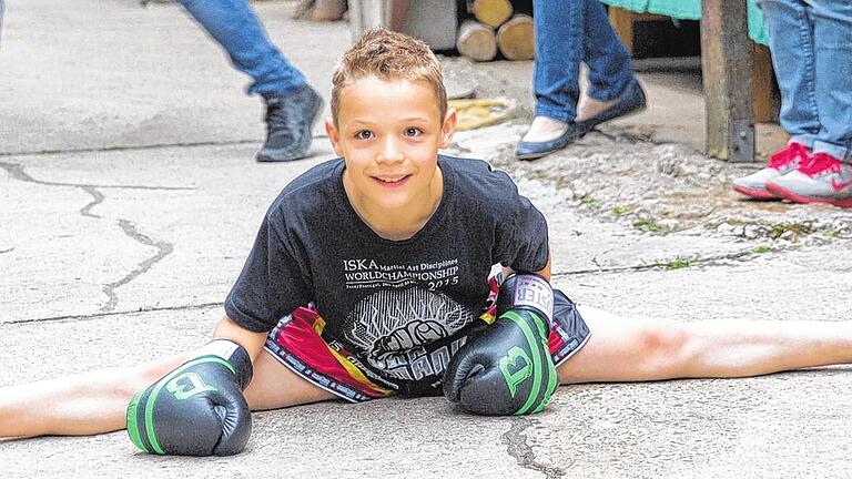 Kick-Box-Weltmeister: Dem neunjährigen Tyler Felde bereitete sein Heimatort Weyersfeld am Freitag einen Empfang zur Feier der Gold- und der Bronze-Medaille in Portugal.