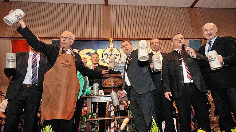 CSU-Starkbieranstich im &bdquo;Tempel schwarzer Brüderlichkeit&ldquo;, von links stellvertretender Landrat Waldemar Brohm (verdeckt), Landtags-Fraktionschef Thomas Kreuzer, Bezirks und Kreisrätin Elisabeth Schäfer, Landtagsabgeordneter Oliver Jörg, Kreisvorsitzender Thomas Eberth, Bundestagsabgeordneter Paul Lehrieder, Landtagsabgeordneter Manfred Ländner und Landrat Eberhard Nuß.