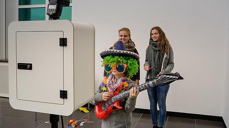 Shooting vor der Fotobox in der Kunsthalle: Bei der Museumsnacht des P-Seminars am Celtis-Gymnasiums durften sich die Besucher in vielen Formen ausprobieren. Perücken, Brillen und andere Accessoires lagen bereit für das ganz eigene Foto.