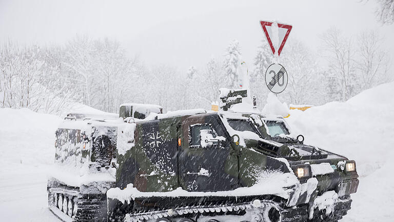 dpa       -  Ein Kettenfahrzeug der Bundeswehr unternimmt eine Versorgungsfahrt zur Siedlung Buchenhöhe in Berchtesgarden. Die Siedlung ist wegen des starken Schneefalls weitgehend abgeschnitten, wird aber mit Lebensmitteln ausreichend versorgt. Mit schweren Militärfahrzeugen kann Buchenhöhe weiter erreicht werden.