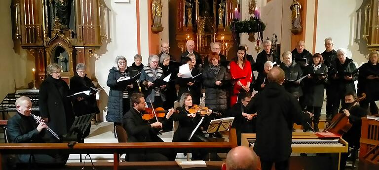 Sorgten für langen Applaus: Der Chor St. Johannes, mittig die Mezzosopranistin Megan Henry, links Dimitri Baudo mit der Oboe und das Streicherensemble. Sorgten für langen Applaus: Der Chor St. Johannes, mittig die Mezzosopranistin Megan Henry, links Dimitri Baudo mit der Oboe und das Streicherensemble.