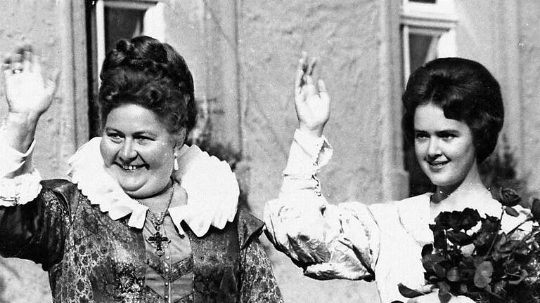 Klara Müller und Anneliese Albert als Appolone und Ottilia nach der Aufführung des Heimatspiels im Jahr 1966.  Foto: Gerhard Fuhrmann       -  Klara Müller und Anneliese Albert als Appolone und Ottilia nach der Aufführung des Heimatspiels im Jahr 1966.  Foto: Gerhard Fuhrmann