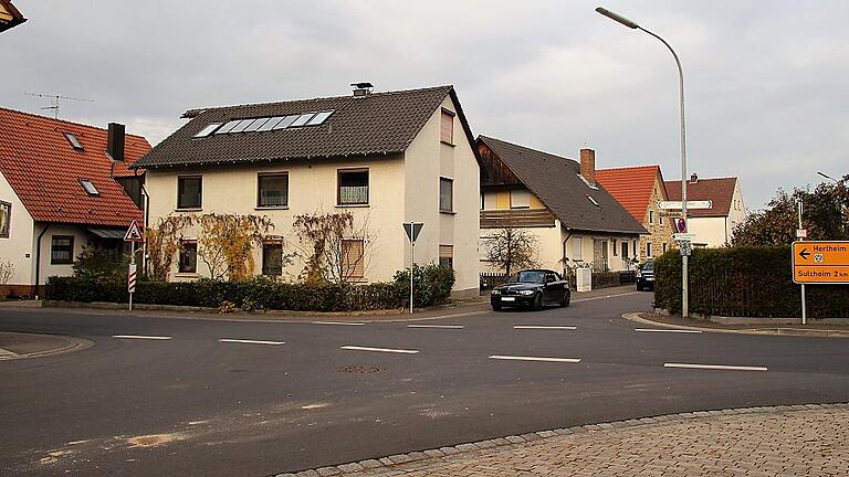 Weil man an der Einmündung des Dorfplatzes in die Bahnhofstraße von Alitzheim den Kreuzungsbereich schlecht einsehen kann, fordert Klaus Engert in der Alitzheimer Bürgerversammlung das Anbringen eines Verkehrsspiegels.