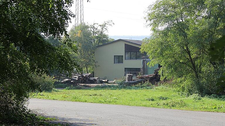 em elt auen - Der Eingang zum Gelände der ehemaligen Kistenfabrik Rebhan. Das Verwaltungsgericht entschied entgegen einer Klage aus Ebelsbach, dass hier ein Supermarkt entstehen darf. em elt auen - Der Eingang zum Gelände der ehemaligen Kistenfabrik Rebhan. Das Verwaltungsgericht entschied entgegen einer Klage aus Ebelsbach, dass hier ein Supermarkt entstehen darf.